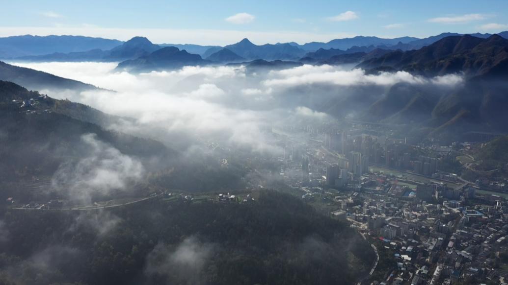 湖北保康现云海景观，山峦树木隐于云雾宛若仙境