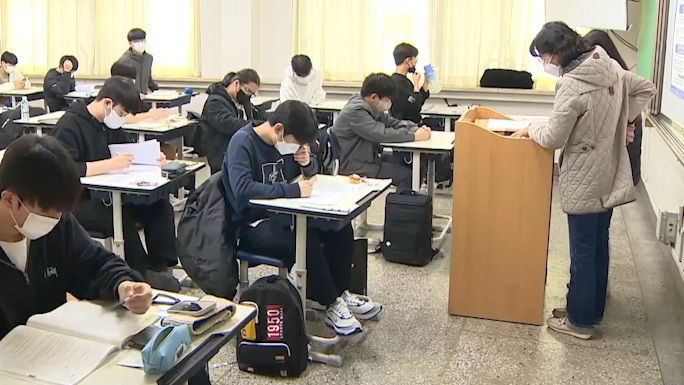韩国举行高考，普通考生、隔离考生和新冠确诊考生分考场参加