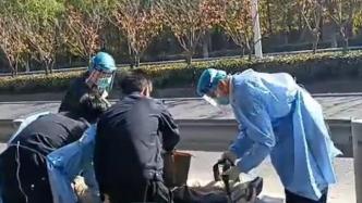 上海阿婆骑电动车时不慎摔倒动弹不得，已送往医院接受治疗
