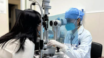 深圳90后女子戴10年隐形眼镜，眼角膜爬满新生血管
