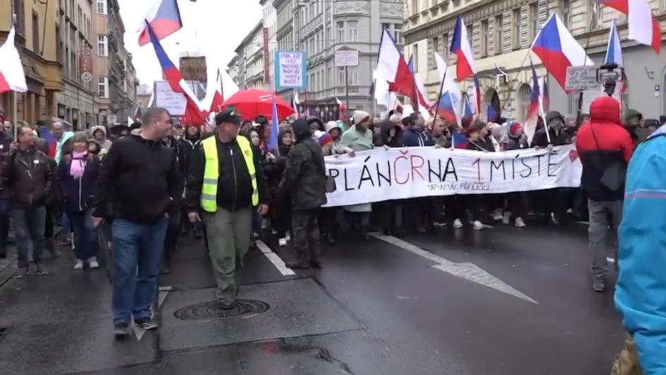 抗议能源价格过高，数千捷克民众走上街头示威