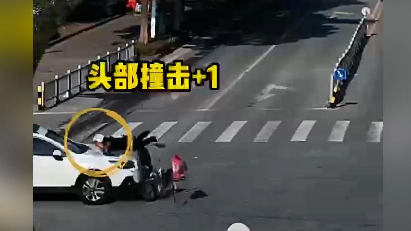 男子骑电动车闯红灯被撞，佩戴安全头盔未受重创