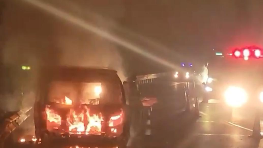 韩国籍男子自驾游车辆自燃，百色消防与工人合力救火