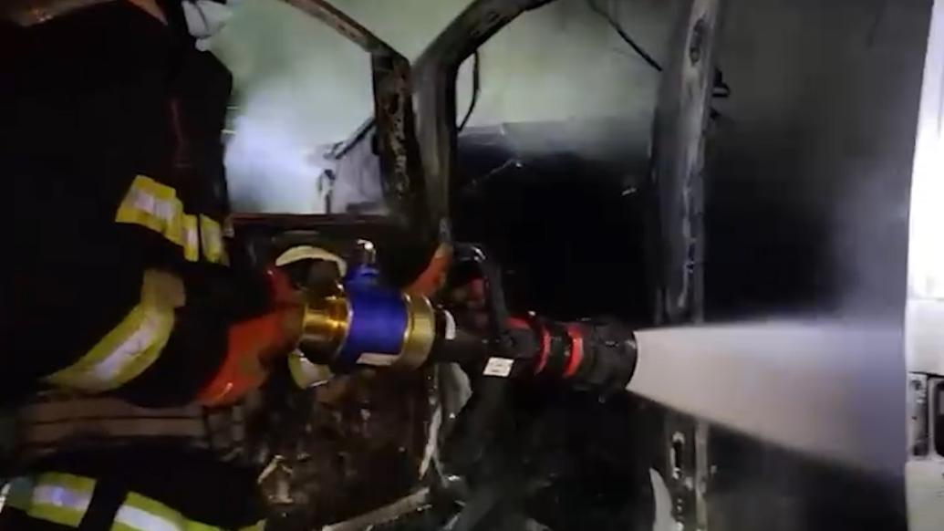 韩国游客自驾游遇车辆自燃，车身被烧只剩铁架