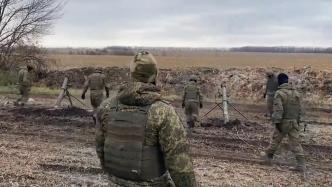 俄罗斯国防部展示迫击炮机组人员在特殊军事行动区作战画面