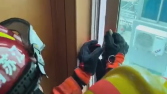 消防员“解救”被夹在窗户上的蛇