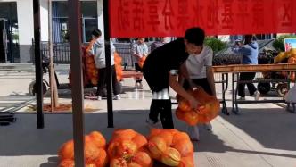 云南一高校免费给学生发水果，网友：羡慕的话已经说累了