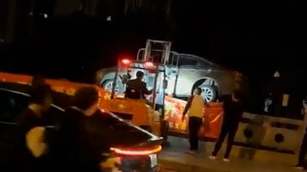 福州警方通报男子叫叉车把占位车扔进河：车位业主被采取刑事强制措施