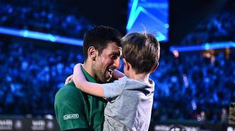抱着女儿牵着儿子，德约第6次夺得ATP年终总决赛冠军