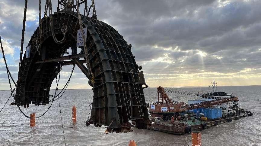 世界首創弧形梁打撈技術助力“長江口二號”古船破浪而出