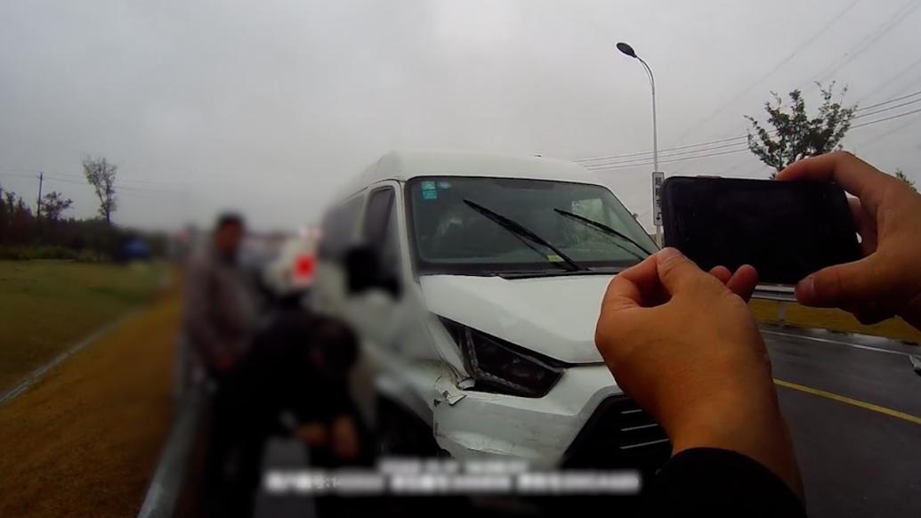 驚險!小車錯過路口連續(xù)變道,慘遭貨車追尾