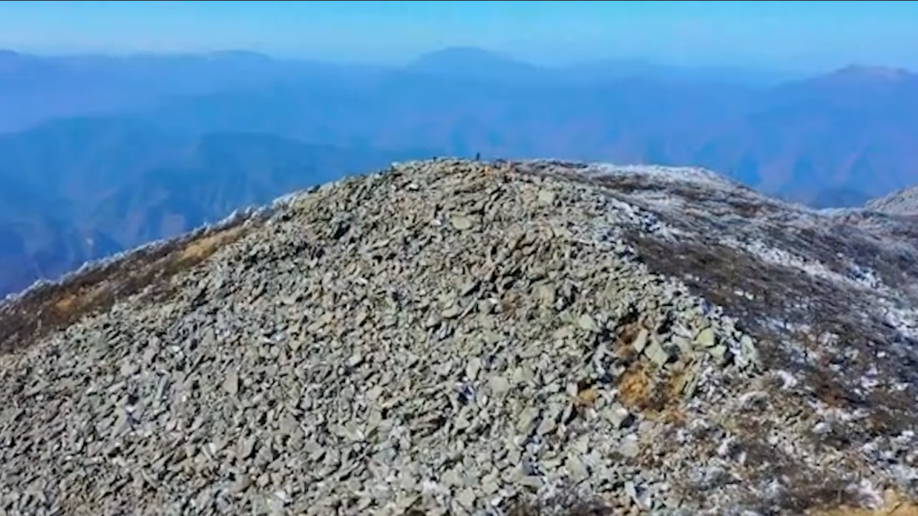 秦岭冰晶顶的石海源于冰川时代