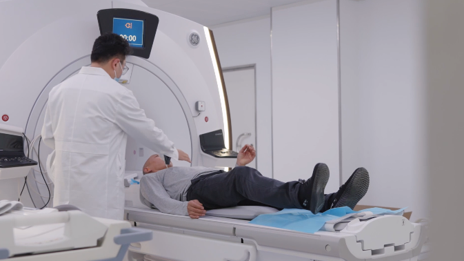 脑部“磁波刀”技术在沪开展，帕金森患者治疗两小时告别震颤