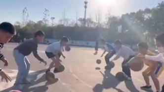 支教老师教山区孩子们打篮球
