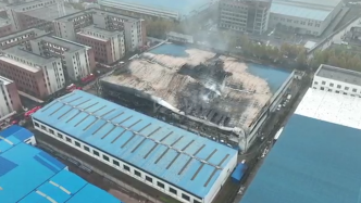 安阳厂房火灾致38死2伤，航拍视频显示楼顶发生坍塌