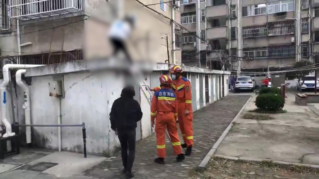 女子爬上車庫頂救貓被困,無人幫助無奈求助消防員