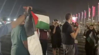 阿拉伯球迷“虐哭”以色列记者：巴勒斯坦万岁，以色列不存在