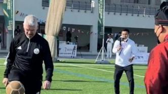 卡塔尔当地教练玩起了中国蹴鞠
