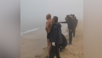 男子下海游泳突遇大雾，路人一起呼喊帮忙辨别方向