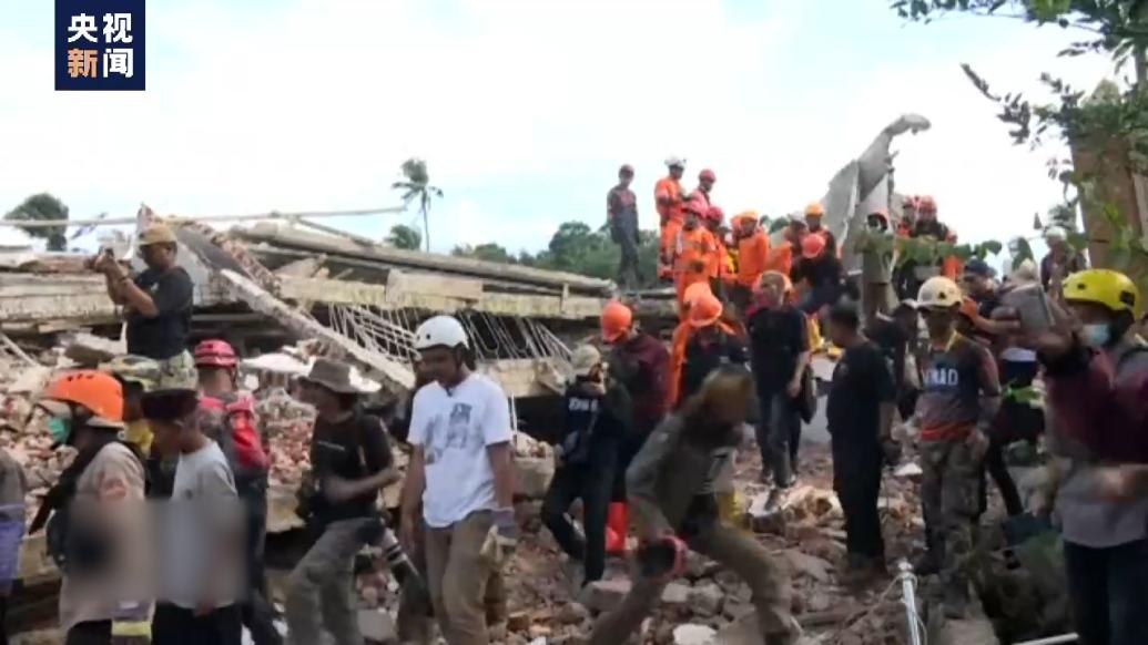 印尼地震灾民讲述逃生经历，安置点急盼更多援助