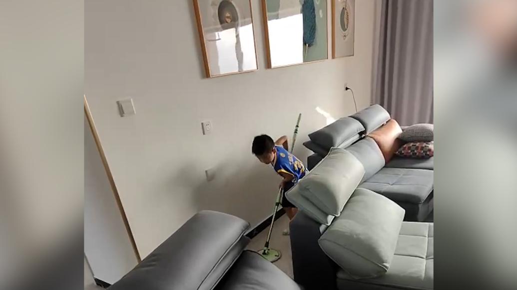 6歲兒子趁媽媽午休打掃衛(wèi)生，媽媽：原以為他在拆家