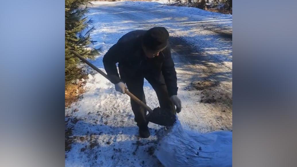 暖心帧丨雪后路滑七旬大爷拖来煤渣铺路，女儿：他常做这些事