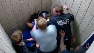 监控视频曝光！美国监狱工作人员殴打非裔囚犯
