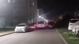 俄罗斯男童趁夜偷开汽车，在住宅区横冲直撞