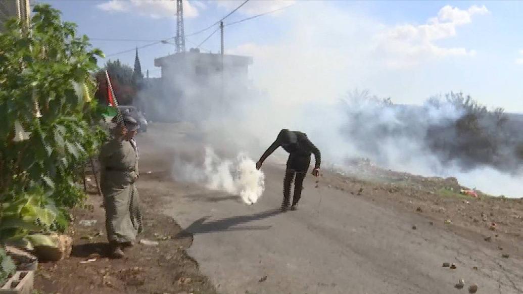 记者直击巴勒斯坦青年与以色列军队发生冲突