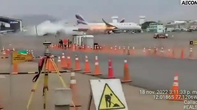 第一现场丨南美航空一客机与消防车相撞：机身起火，浓烟滚滚