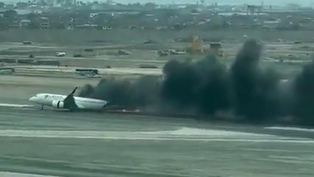南美航空一客机与消防车相撞后起火，已致2死37伤