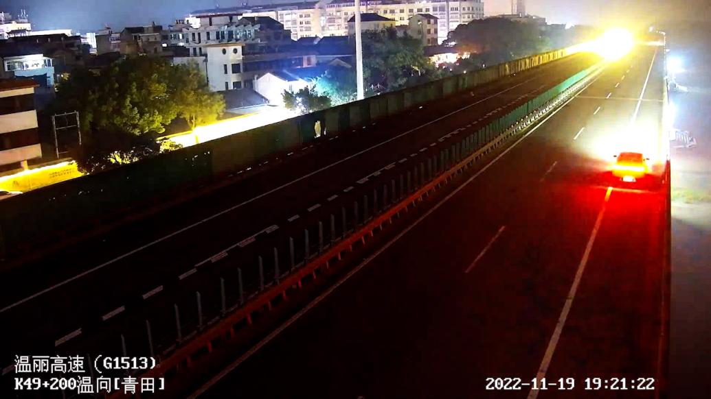 剎車(chē)失靈!小車(chē)時(shí)速超百公里狂奔