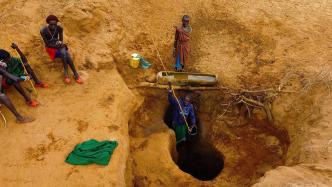 早安·世界｜肯尼亚干旱恶化，民众从深井中打水