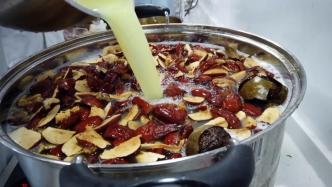 醫(yī)學(xué)生自制秋梨膏分同學(xué)品嘗：學(xué)以致用做了改良