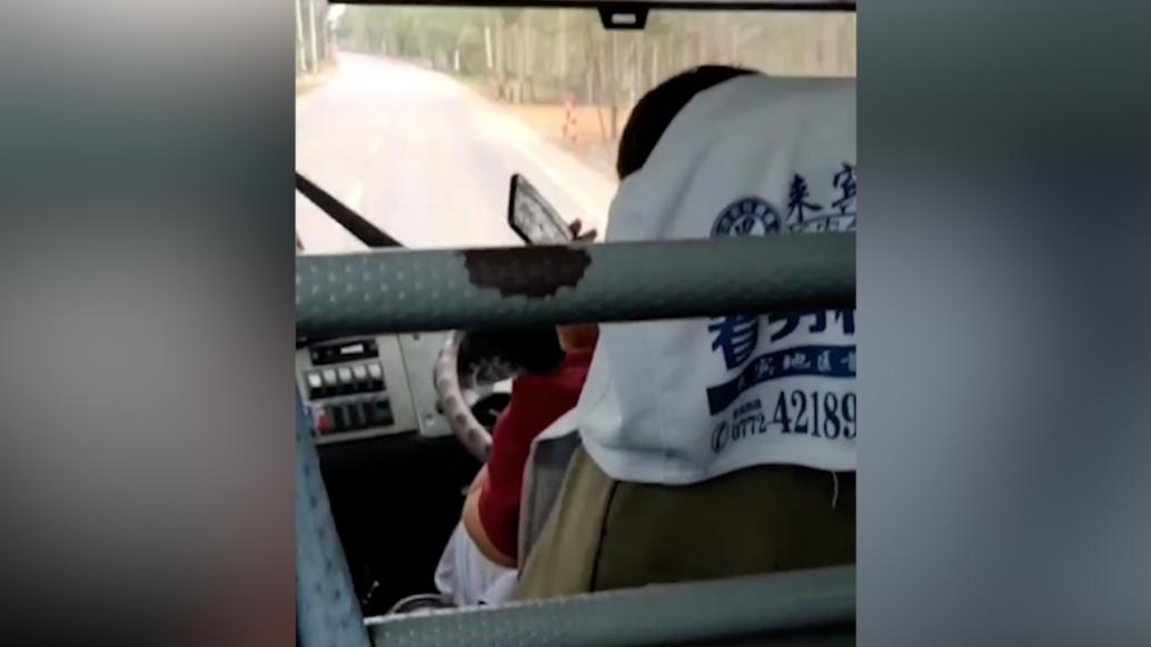 来宾一大巴车司机开车途中玩手机，遭网友举报被罚