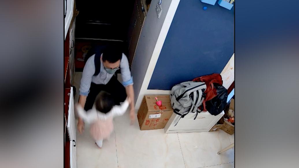 爸爸下班剛進(jìn)門，1歲半女兒跌跌撞撞撲進(jìn)他懷里