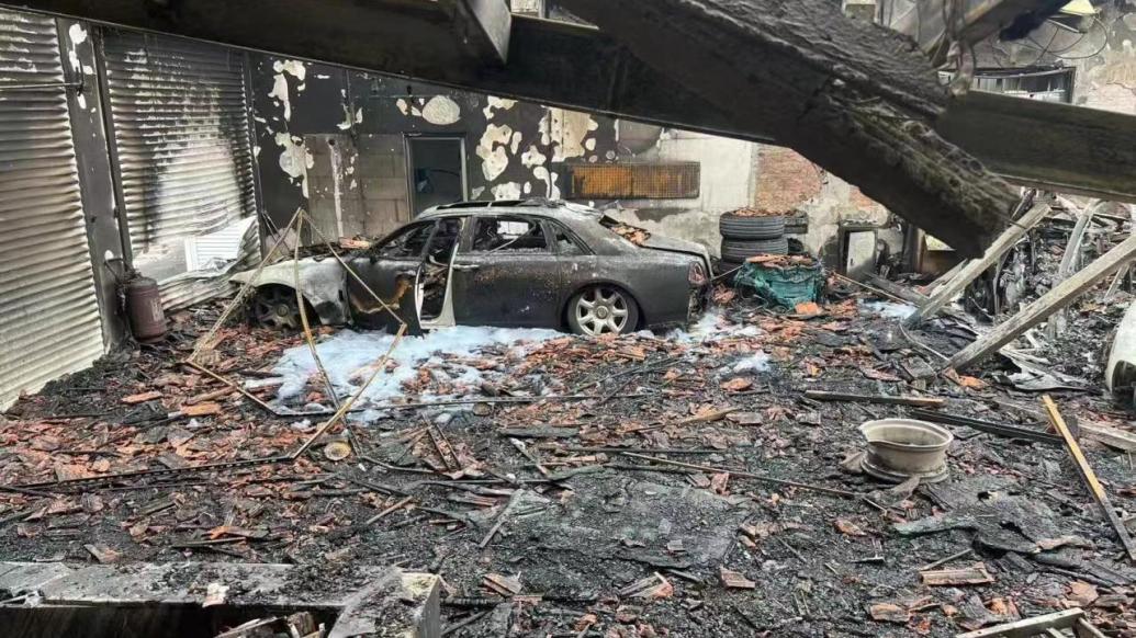上海一汽车装潢店着火，迈凯伦、劳斯莱斯等多辆豪车被烧毁