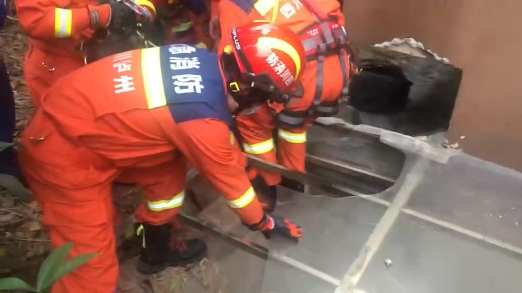 男孩不慎踩碎透光玻璃坠落10米天井，消防与市民合力救援