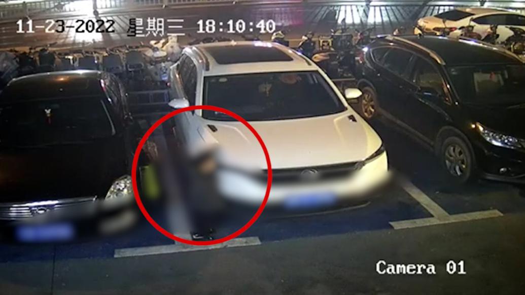 5歲熊孩子用玩具劃傷16輛車,民警正在協(xié)調(diào)家長賠償