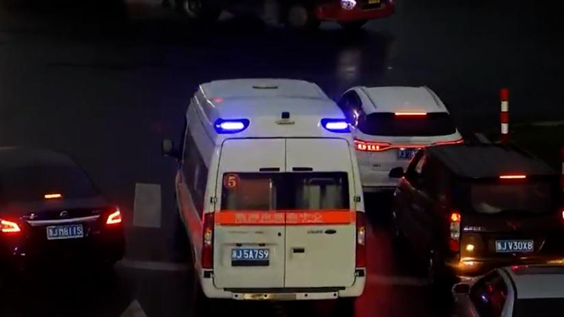 路上車輛給救護車讓出“生命通道”