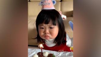 妈妈过生日，女儿帮吹蜡烛却怎么都吹不灭