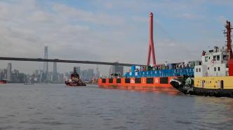 等待入坞！奋力号“怀抱”长江口二号古船抵达上海杨浦滨江