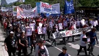 阿根廷数千民众游行要求加薪：工人们正在参加另一场世界杯