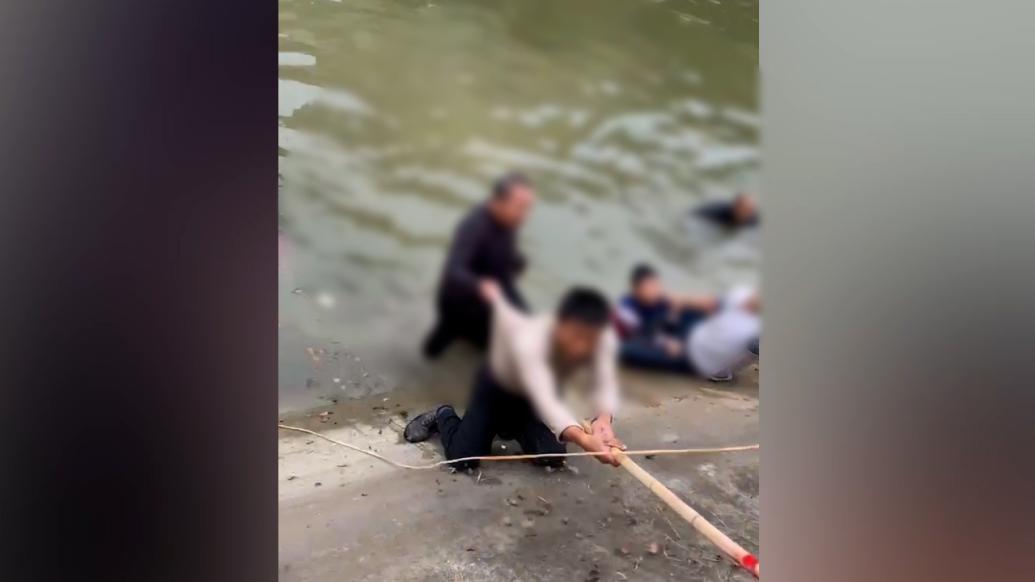 两名儿童落入河中，多名群众合力施救