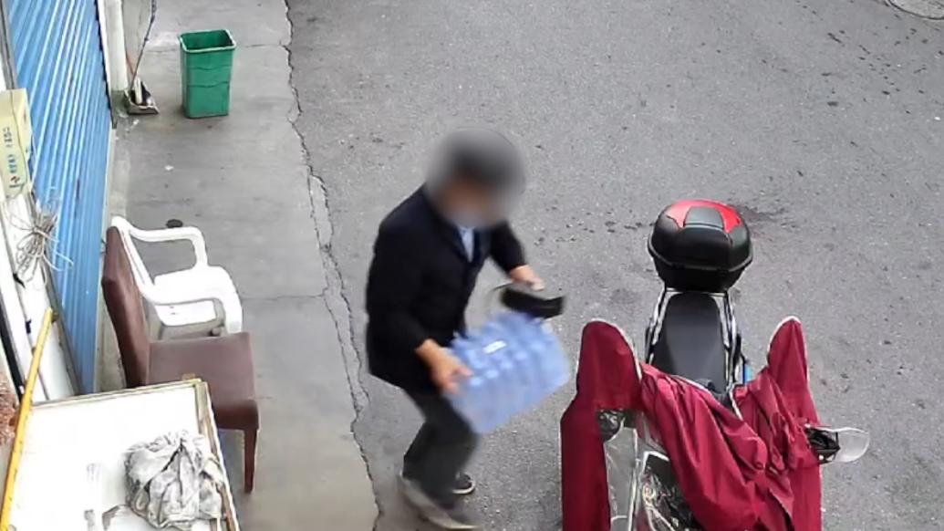 男子西裝革履上班,路上竟頻頻“順手牽羊”實施盜竊