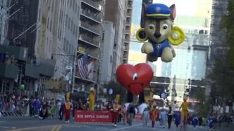花车、气球、乐队......美国纽约举行感恩节大游行