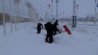 阿勒泰连续降雪降温，消防员们清雪保畅通