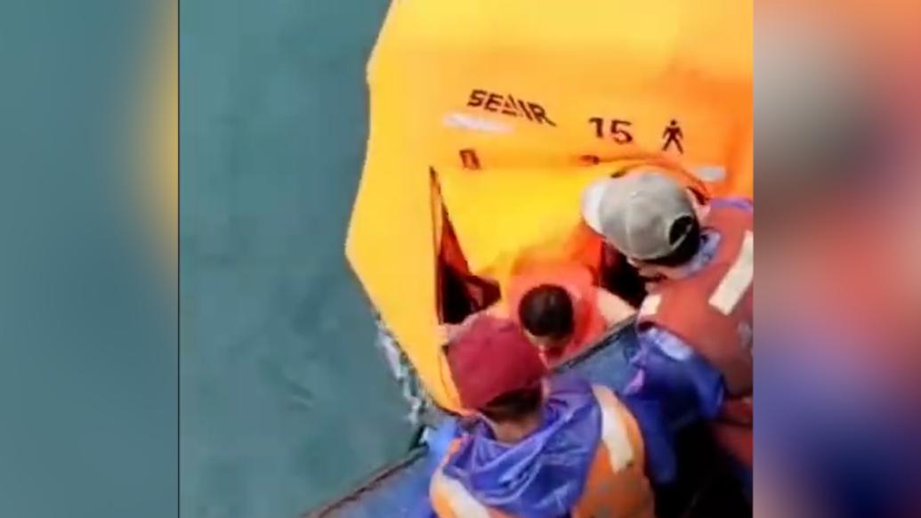 渔船遇险沉没，渔民救起15名落水船员