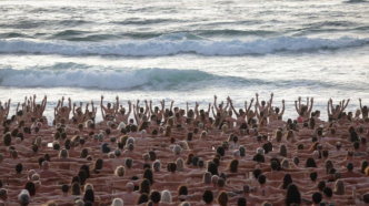 悉尼海灘大型人體藝術：2500人裸體呼喚對皮膚癌的認識