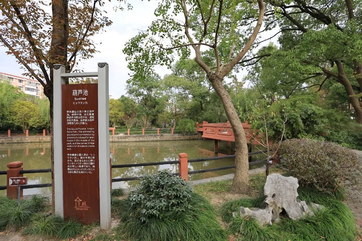 1988年2月,亭林镇西侧为建造亭林公园开挖荷花池时,又发现文化遗址,共